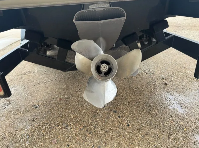 Slide: The Image of Regal 2800 Bowrider 2017 - 12