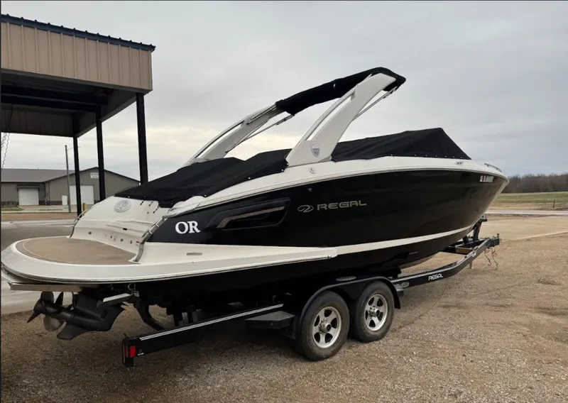 Slide: The Image of Regal 2800 Bowrider 2017 - 2