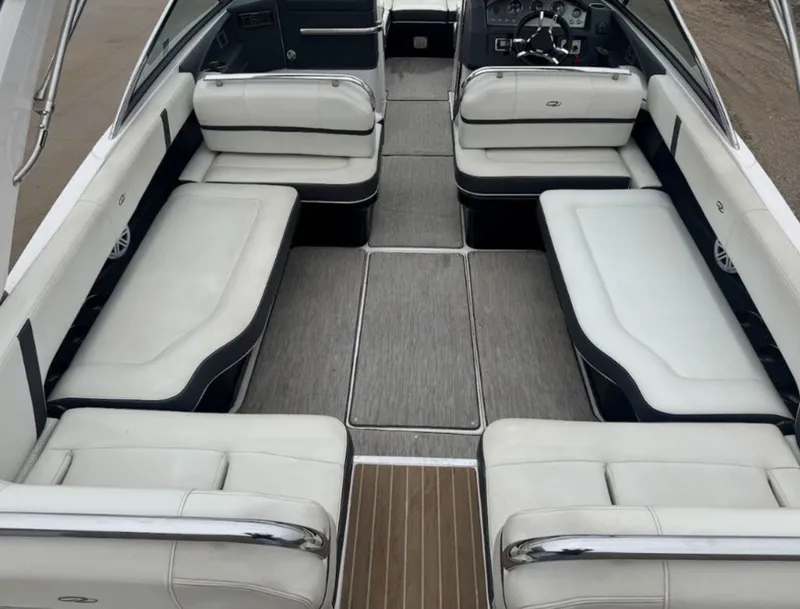 Slide: The Image of Regal 2800 Bowrider 2017 - 4