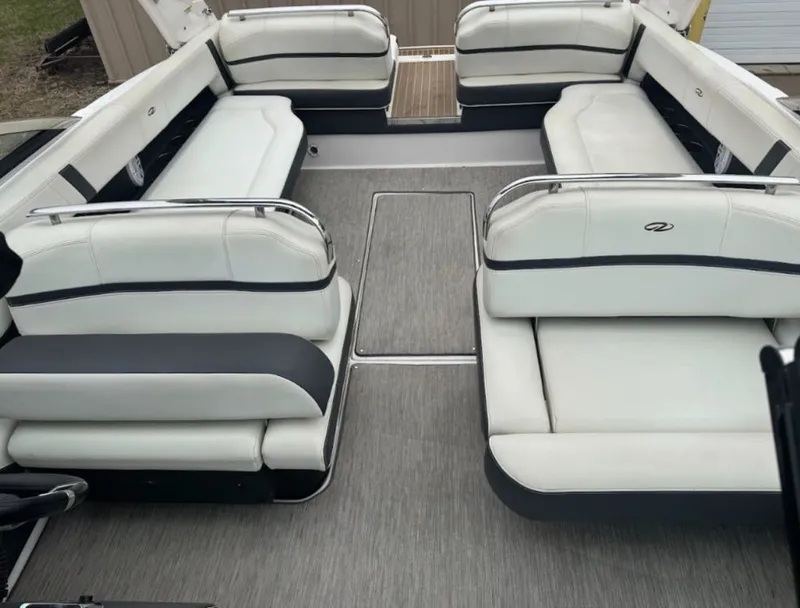 Slide: The Image of Regal 2800 Bowrider 2017 - 6