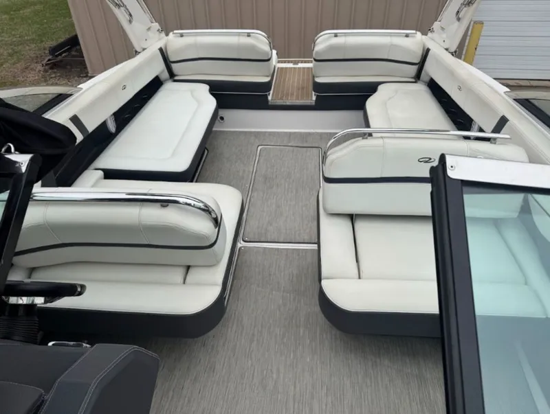 Slide: The Image of Regal 2800 Bowrider 2017 - 7