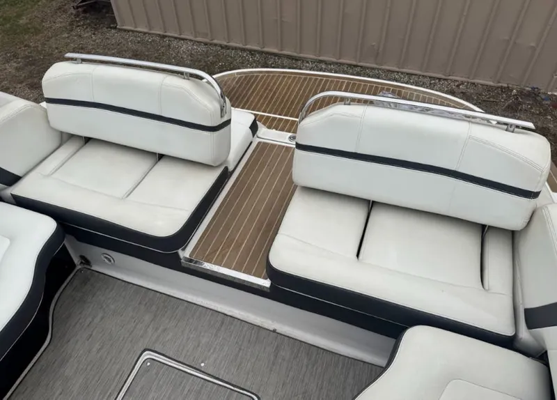 Slide: The Image of Regal 2800 Bowrider 2017 - 8