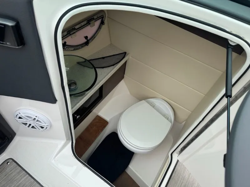 Slide: The Image of Regal 2800 Bowrider 2017 - 9