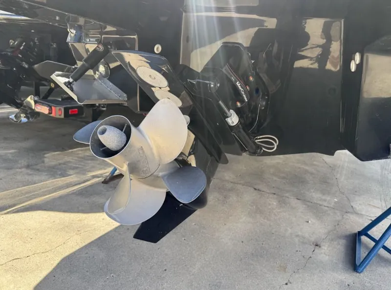Slide: The Image of 2024 Monterey 278SS Super Sport boat motor and propeller. - 12