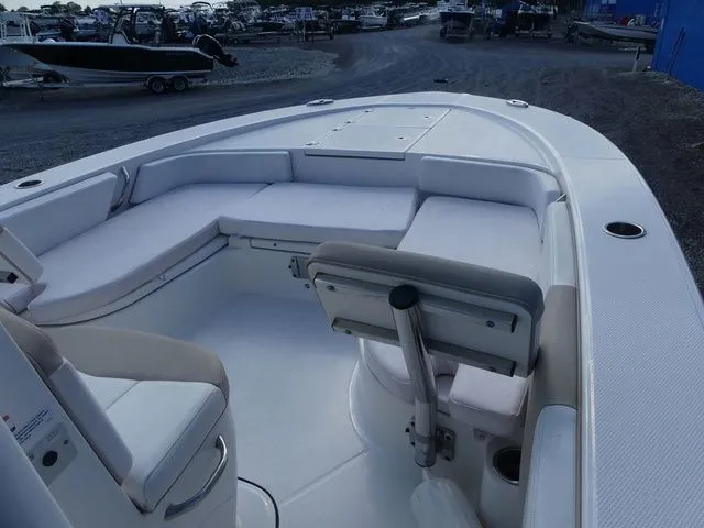 Slide: The Image of Robalo 246 Cayman 2019 - 17