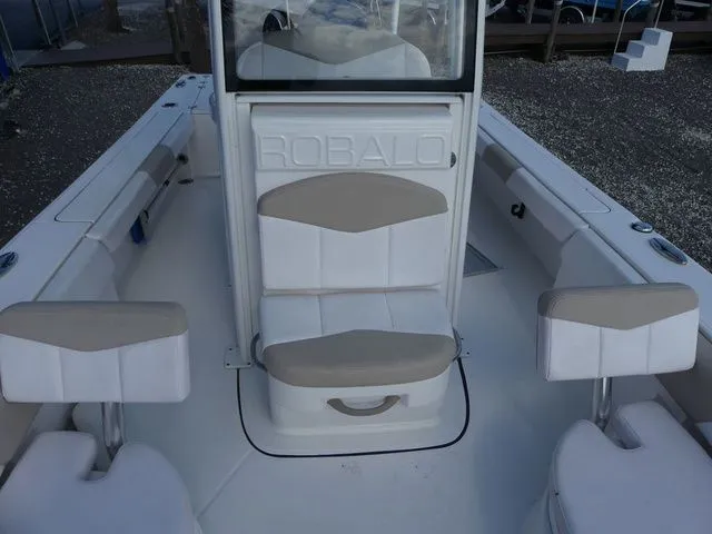 Slide: The Image of Robalo 246 Cayman 2019 - 20