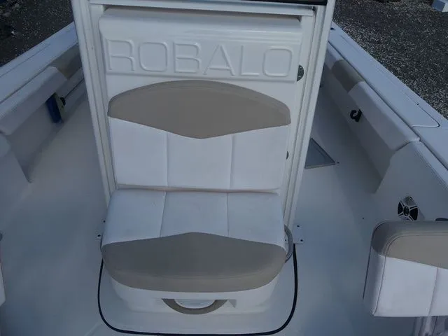 Slide: The Image of Robalo 246 Cayman 2019 - 22