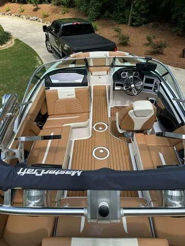 Slide: The Image of MasterCraft X22 2020 - 8