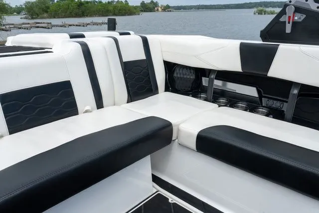 Slide: The Image of Malibu Wakesetter 23 LSV 2024 - 7