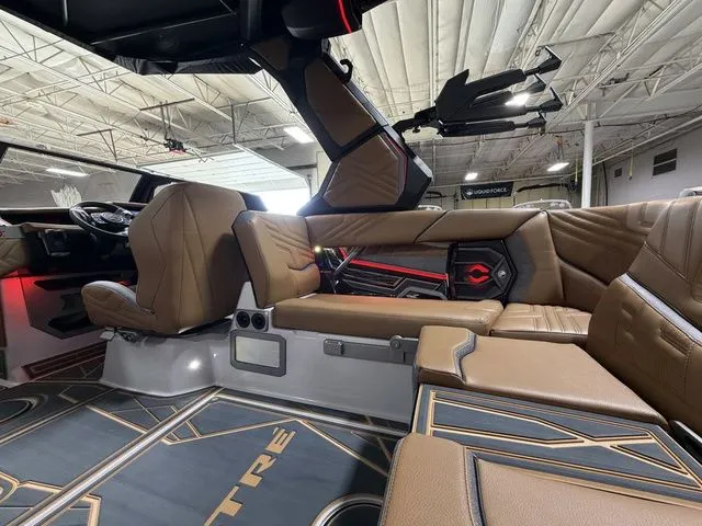 Slide: The Image of Tigé Ultré 23ZX 2026 - 10