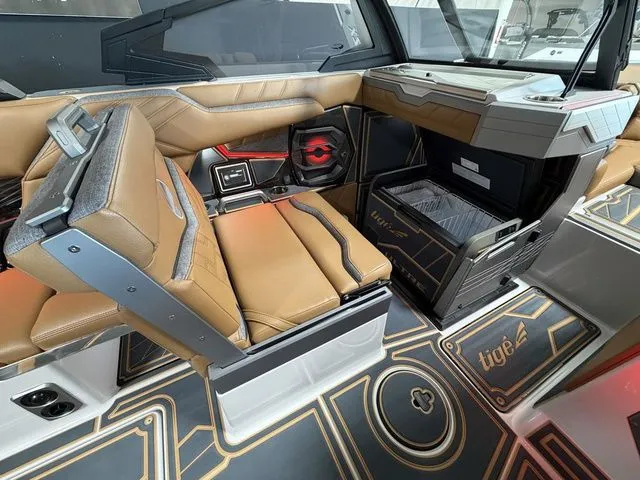 Slide: The Image of Tigé Ultré 23ZX 2026 - 16