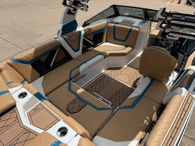 Slide: The Image of Tigé 23ZX 2022 - 10