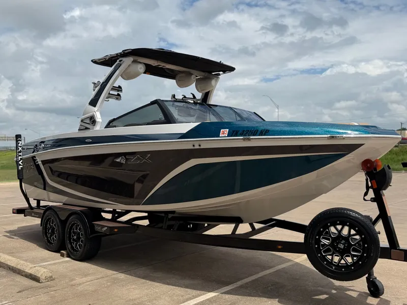 Slide: The Image of Tigé 23ZX 2022 - 7