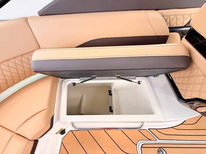 Slide: The Image of Sea Ray SLX 260 Outboard 2027 - 40