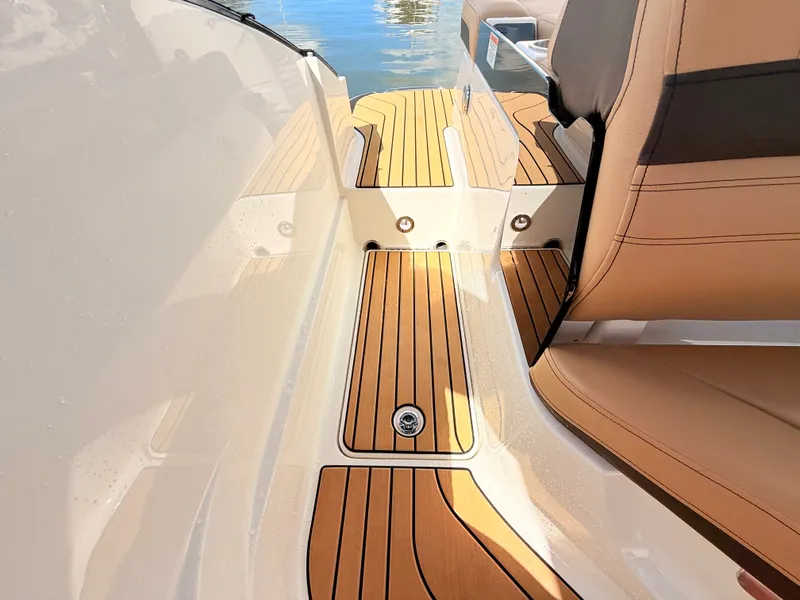 Slide: The Image of Sea Ray SLX 260 Outboard 2027 - 30
