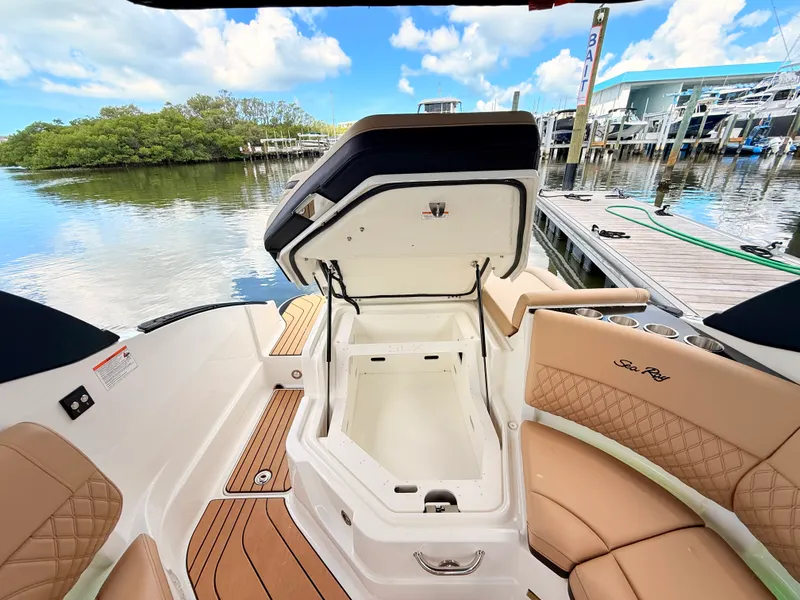 Slide: The Image of Sea Ray SLX 260 Outboard 2027 - 37