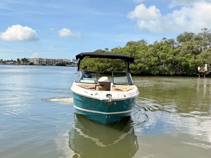 Slide: The Image of Sea Ray SLX 260 Outboard 2027 - 15