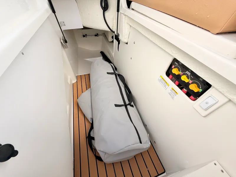 Slide: The Image of Sea Ray SLX 260 Outboard 2027 - 26