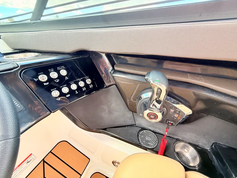 Slide: The Image of Sea Ray SLX 260 Outboard 2027 - 46