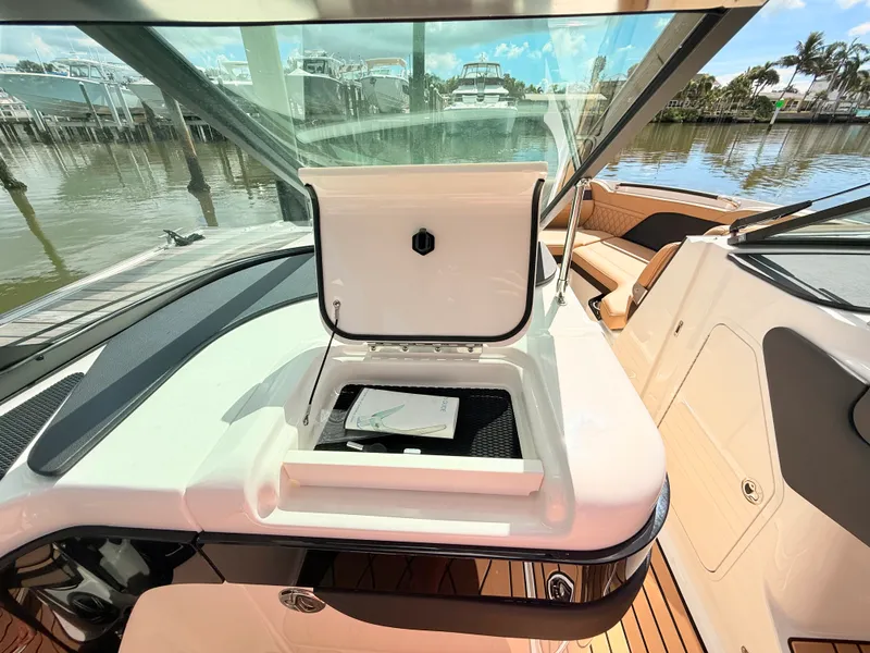 Slide: The Image of Sea Ray SLX 260 Outboard 2027 - 51