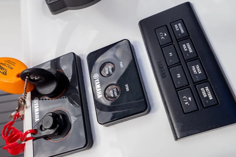 Slide: The Image of Compass on 2021 Sea Hunt Gamefish 27 boat, showing westward direction. - 29