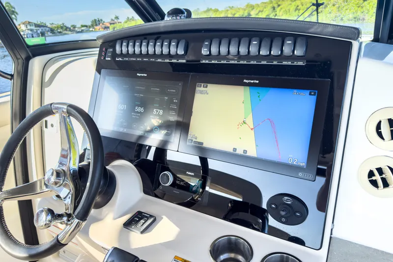 Slide: The Image of Boston Whaler 350 Realm 2022 - 14