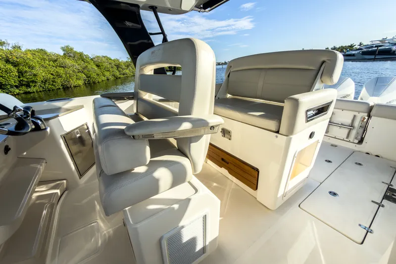Slide: The Image of Boston Whaler 350 Realm 2022 - 16