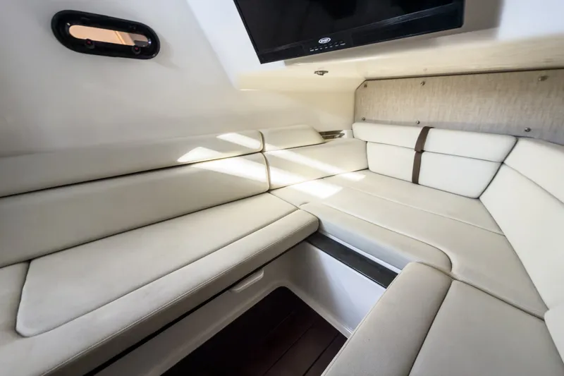 Slide: The Image of Boston Whaler 350 Realm 2022 - 18