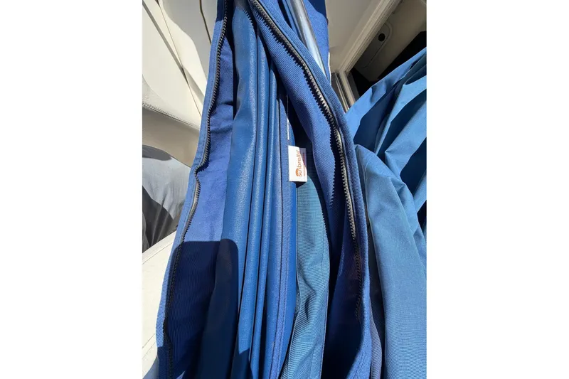Slide: The Image of Blue canvas cover on a 2002 Sea Ray 240 Sundancer boat. - 43
