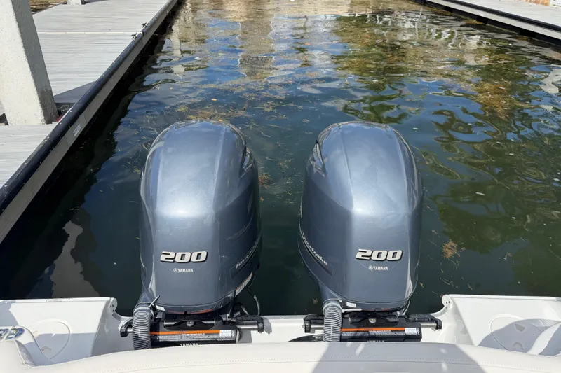 Slide: The Image of Twin Yamaha 200 engines on a 2022 Sea Hunt Ultra 275 SE boat at dock. - 37