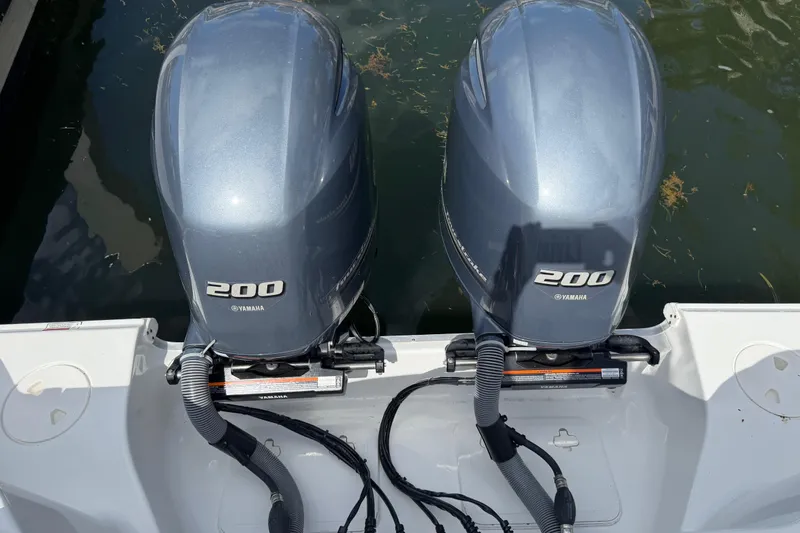 Slide: The Image of Twin Yamaha 200 engines on a 2022 Sea Hunt Ultra 275 SE boat. - 38