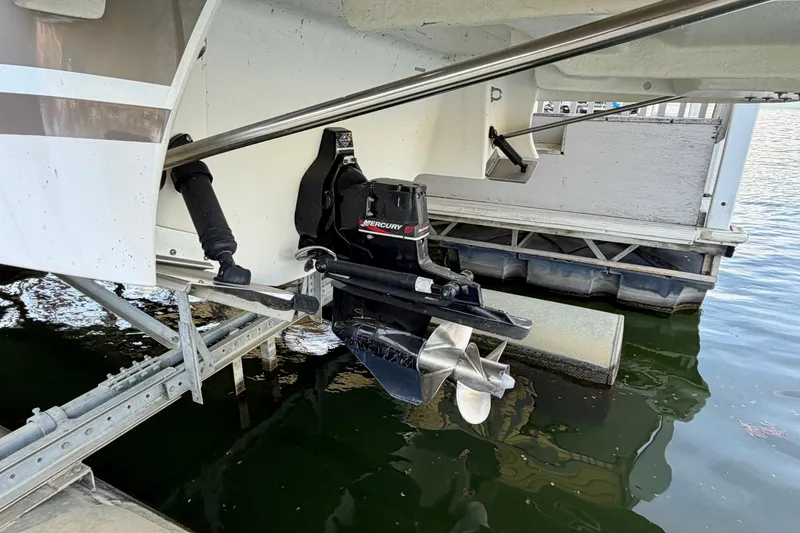 Slide: The Image of 2004 Four Winns 280 Horizon boat with Mercury outdrive, docked on water. - 33