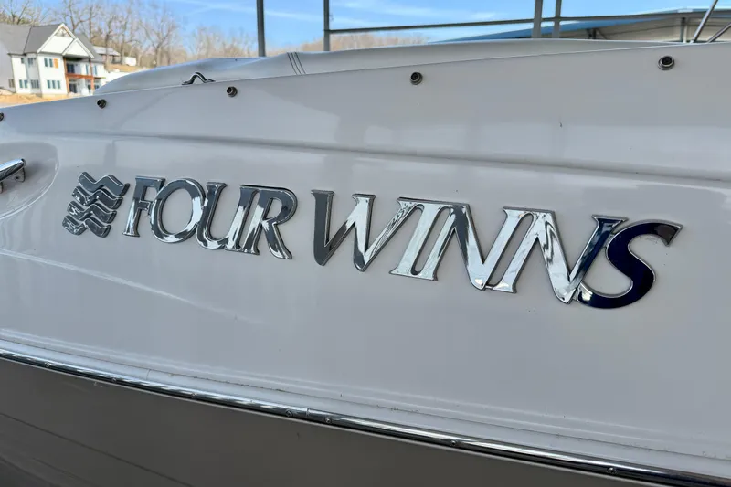 Slide: The Image of 2004 Four Winns 280 Horizon boat logo on white hull. - 5