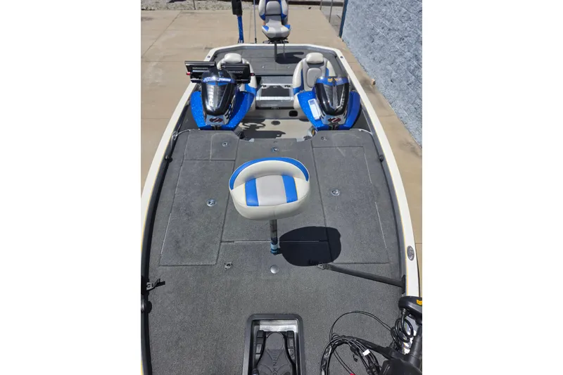 Slide: The Image of 2017 Ranger Z521 Comanche fishing boat interior with seating and equipment. - 5