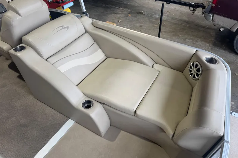 Slide: The Image of Luxurious seating on a 2010 Bennington 2550RCW boat with cup holders and speaker. - 23