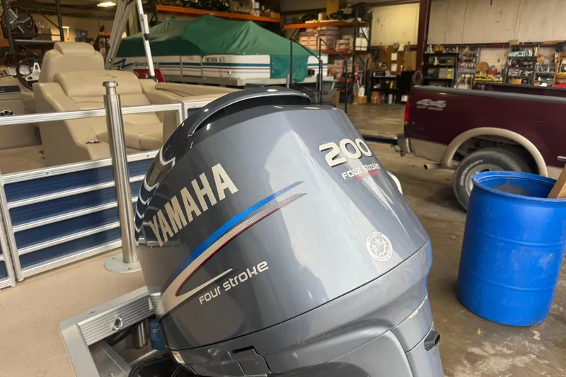 Slide: The Image of Yamaha 200 Four Stroke engine on 2010 Bennington 2550RCW pontoon boat in a workshop. - 27