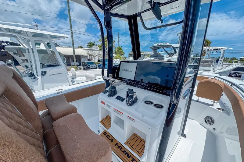 Slide: The Image of Sea Hunt Ultra 265 SE 2026 - 7