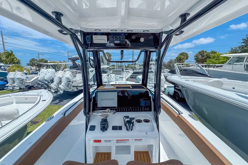 Slide: The Image of Sea Hunt Ultra 265 SE 2026 - 6