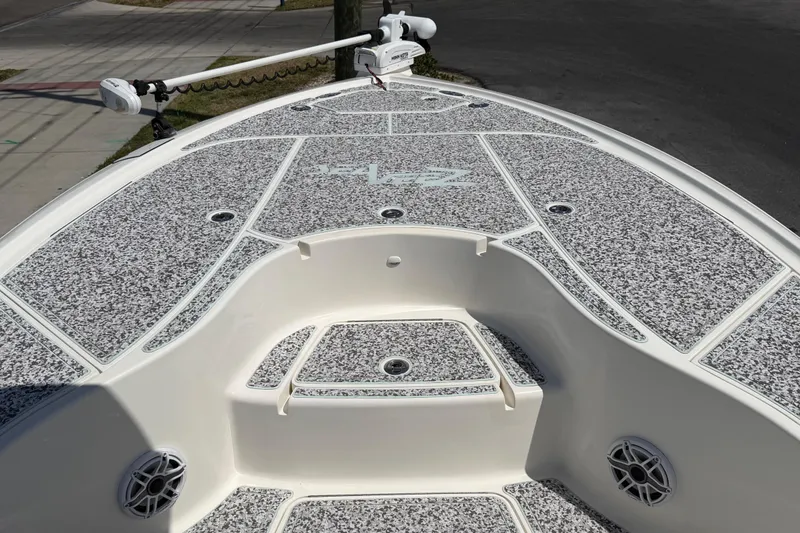 Slide: The Image of Bow view of 2019 Sea Vee 270Z boat with textured deck and trolling motor. - 31