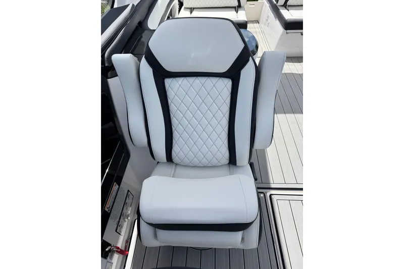 Slide: The Image of Luxury seating on 2026 Yamaha Boats 275SD, featuring elegant quilted design and premium materials. - 20