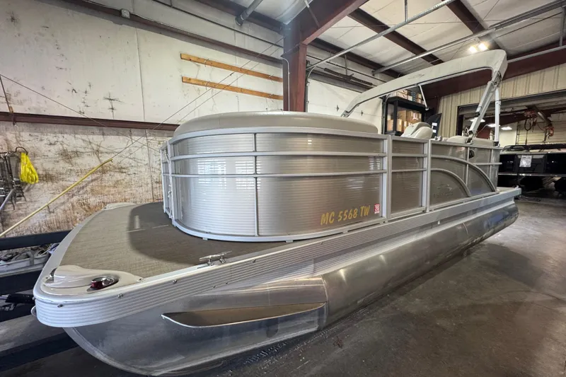 Slide: The Image of 2016 Bennington 20 SSRX pontoon boat in a warehouse setting. - 11