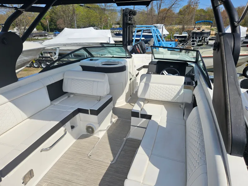 Slide: The Image of Sea Ray SDX 270 2018 - 13
