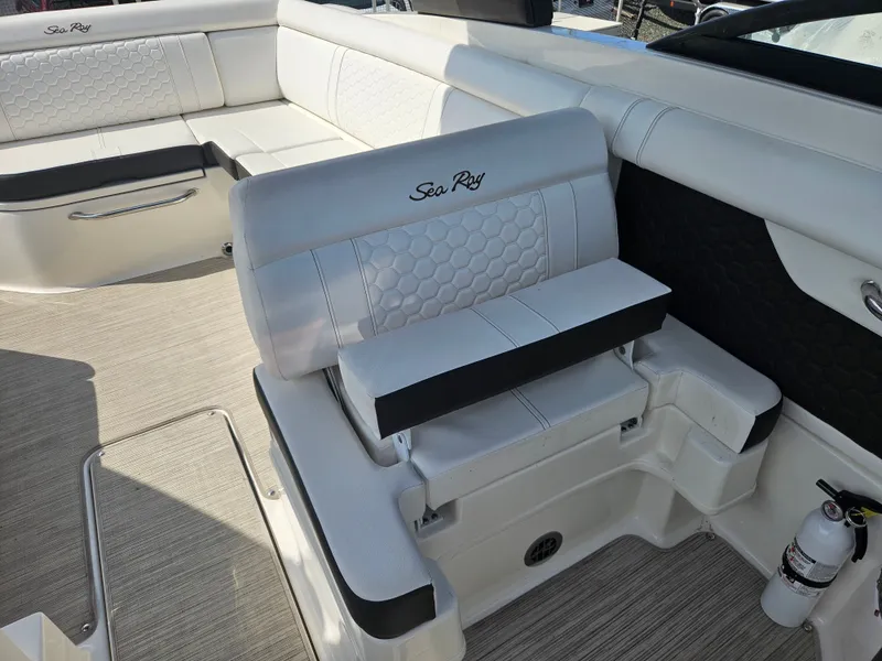 Slide: The Image of Sea Ray SDX 270 2018 - 19