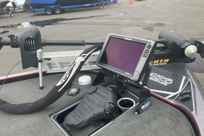 Slide: The Image of 2017 Skeeter FX21 LE boat with Lowrance HDS12 fishfinder and Minn Kota trolling motor. - 21