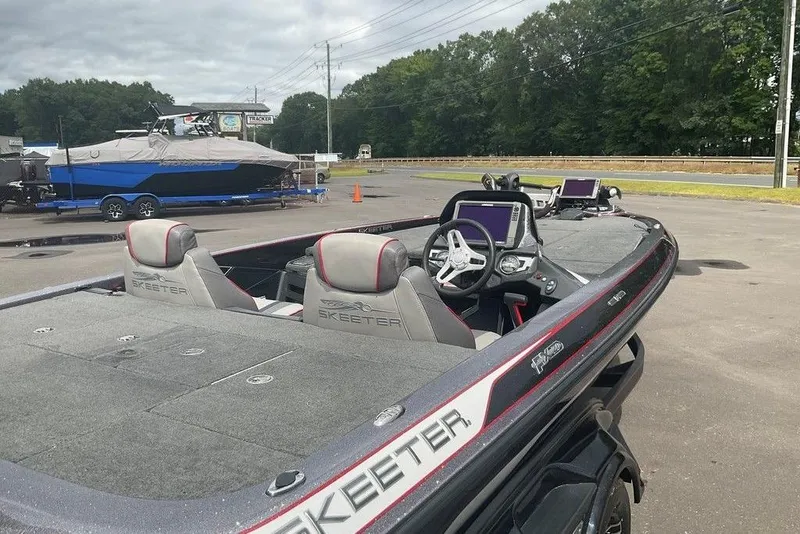 Slide: The Image of 2017 Skeeter FX21 LE bass boat with dual consoles and advanced navigation systems. - 25