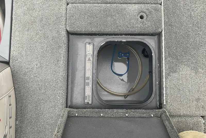 Slide: The Image of 2017 Skeeter FX21 LE boat storage compartment with hose and blue rope. - 41