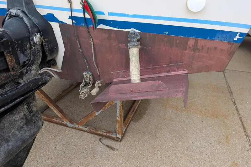Slide: The Image of 1998 Cherokee 270 Sportsman boat stern with propeller and rudder detail. - 51