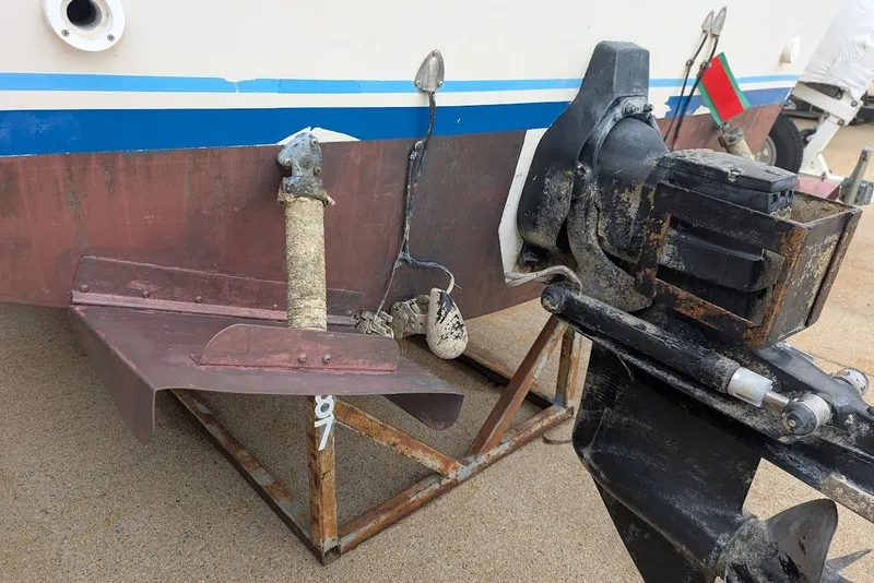 Slide: The Image of 1998 Cherokee 270 Sportsman boat stern with propeller and rudder on a stand. - 52