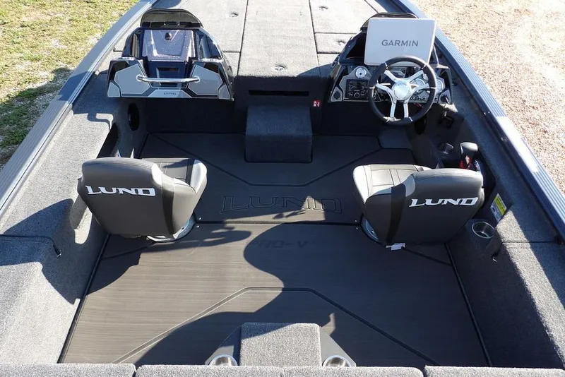 Slide: The Image of 2026 Lund 2075 Pro-V Bass XS boat interior with Garmin navigation system. - 23