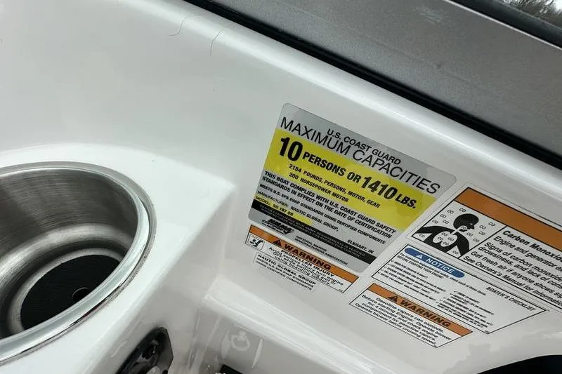 Slide: The Image of 2014 Hurricane SunDeck 187 IO capacity label, showing maximum 10 persons or 1410 lbs. - 40